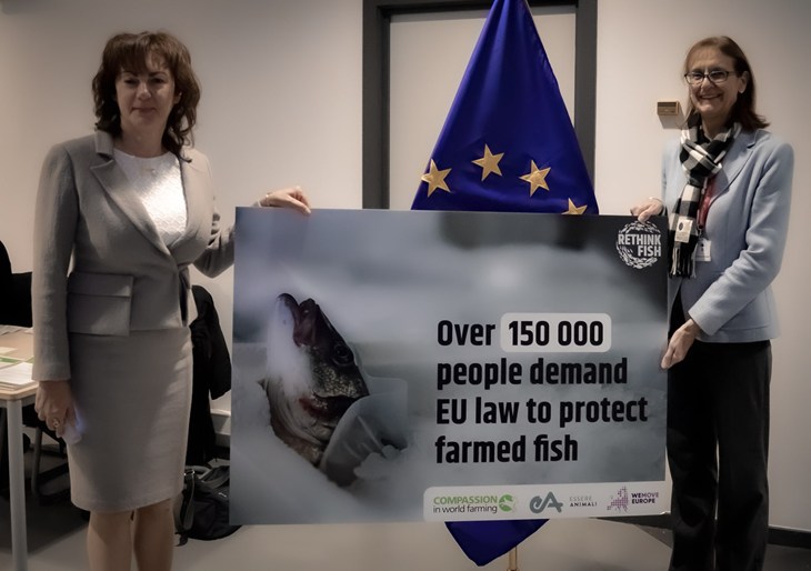 Dwie osoby trzymają banner z informacją o ilości podpisów
