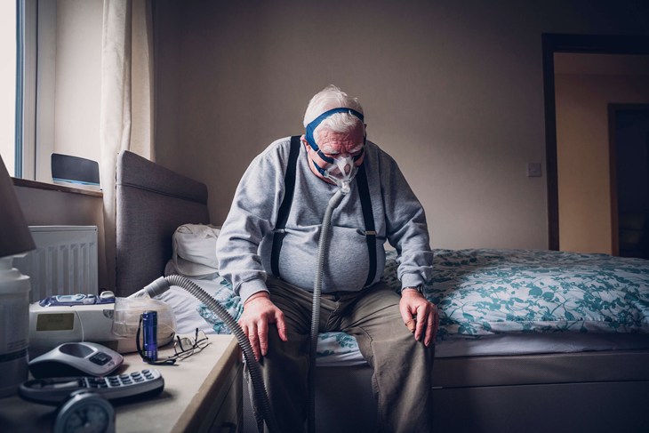 Starszy mężczyzna z aparatem oddechowym